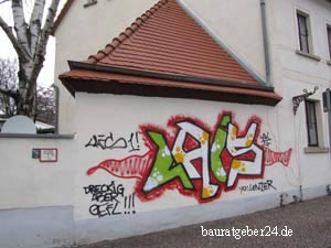 Graffiti auf einer Fassadenoberfläche